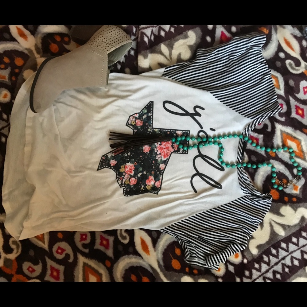 • Y’all  Shirt • Boutique • Small •